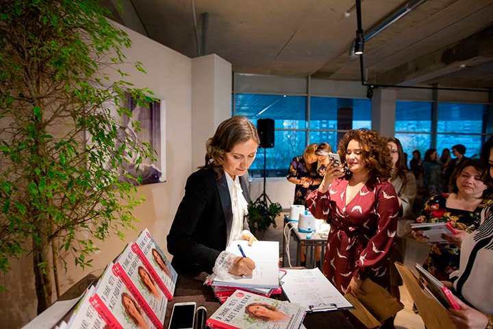 Natalia Dichkovska giving autographs during her book presentation